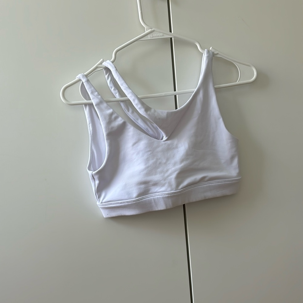 Women’s white Alo yoga sports bra